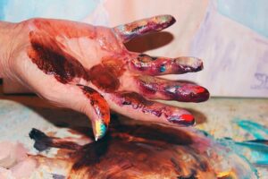 arte-terapia-las-rozas-manos-pintura